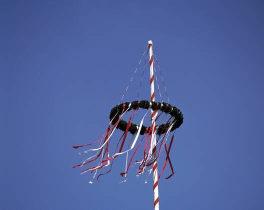 Maibaum vor blauem Himmel