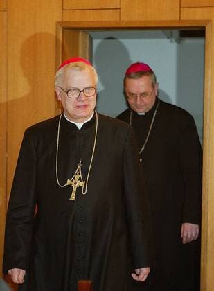 Jozef Michalik (vorn, POL Erzbischof von Przemysl) und Stanislaw Gadecki (POL Erzbischof von Poznan und stellvertretender Vorsitzender der Polnischen Bischofskonferenz) anlässlich der Ernennung Michaliks zum Vorsitzenden der Polnischen Bischofskonferenz in Warschau