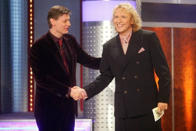 Moderator Thomas Gottschalk (re.) begrüßt Moderator Günther Jauch (beide GER) anlässlich der ZDF-Show - Wetten dass ...? - in Basel