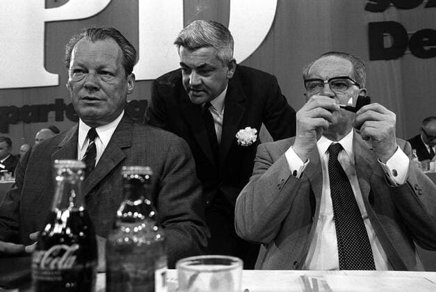 V.r.n.l.: Bundeskanzler Willy Brandt (GER SPD) im Gespräch mit Prof. Dr. Horst Ehmke (GER SPD) und Herbert Wehner (GER SPD Vorsitzender der SPD-Bundestagsfraktion)