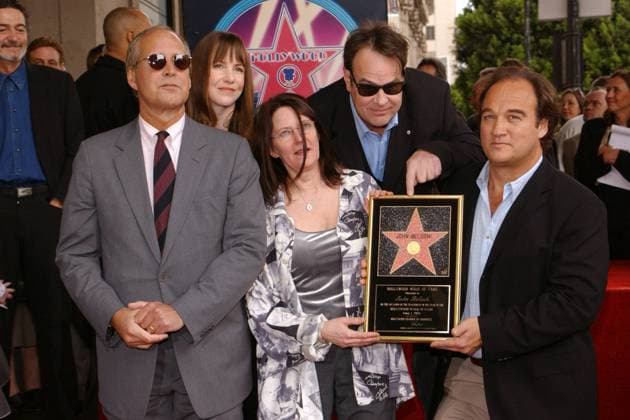V.l.n.r.: Schauspieler Chevy Chase, Schauspielerin Lorraine Newman, Judy Belushi-Pisano, Schauspieler Dan Aykroyd und Schauspieler James Belushi (alle USA) präsentieren den Stern für John Belushi anlässlich seiner Ehrung auf dem Walk of Fame in Hollywood