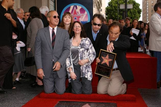 V.l.n.r.: Schauspieler Chevy Chase, Schauspielerin Lorraine Newman, Judy Belushi-Pisano, Schauspieler Dan Aykroyd und Schauspieler James Belushi (alle USA) präsentieren den Stern für John Belushi anlässlich seiner Ehrung auf dem Walk of Fame in Hollywood