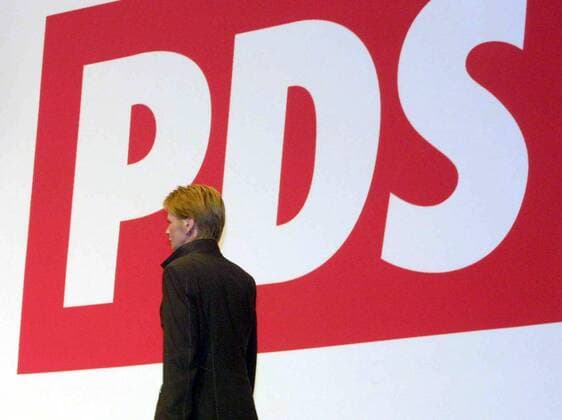 Gabi Zimmer (GER PDS-Bundesvorsitzende) geht am PDS-Plakat vorbei auf dem Bundesparteitag der PDS in Gera