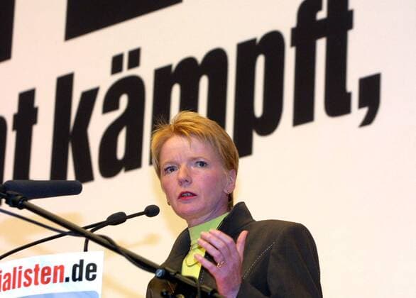 Gabi Zimmer (GER PDS-Bundesvorsitzende) hält eine Rede auf dem Bundesparteitag der PDS in Gera