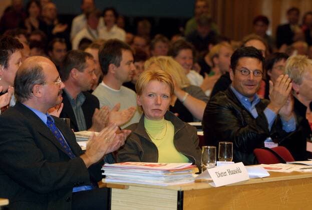 Gabi Zimmer (Mitte, GER PDS-Bundesvorsitzende), Diether Dehm (re., GER Stellvertretender Vorsitzender PDS) und Dieter Haushold (GER PDS) auf dem Bundesparteitag der PDS in Gera
