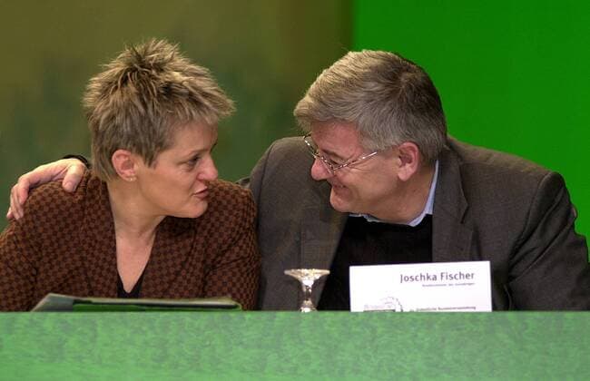 Joschka Fischer (re., GER Bündnis90 Die Grünen Bundesaußenminister) legt seinen Arm um Renate Künast (GER Bündnis90 Die Grünen Bundesministerin für Verbraucherschutz, Ernährung und Landwirtschaft) während der Bundesdelegiertenkonferenz von Bündnis90 Die Grünen in Hannover