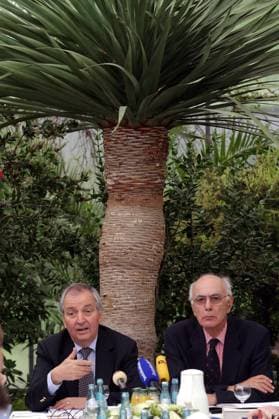 Unter Palmen: Klaus Töpfer (li., GER CDU Direktor der United Nations Environment Programme) und Dr. Hans Friderichs (GER Vorsitzender der Vereinigung der Freunde der Universität Mainz e.V.) anlässlich einer Podiumsdiskussion im Botanischen Garten der Mainzer Universität