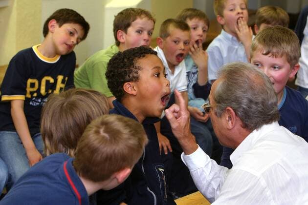 Prof. Gerhard Schmidt-Gaden (GER Künstlerischer Leiter des Tölzer Knabenchors & Dirigent) übt mit Kindern des Tölzer Knabenchors (Chor 4 - die jüngsten Sänger) in München
