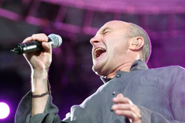 Sänger Phil Collins (GBR) während seiner First Final Farewell Tour in der Berliner Waldbühne