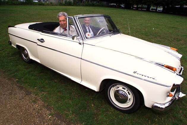 Dr. Henning Scherf (li., GER SPD Bürgermeister Bremen) fährt in einem weißen Borgward-Cabriolet in Berlin vor
