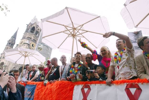 Klaus Wowereit (re., GER SPD Regierender Bürgermeister von Berlin) und daneben Kabarettistin Desiree Nick (GER) mischen kräftig mit beim Christopher Street Day 2004 in Berlin