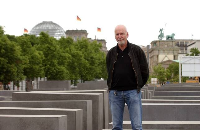 Dr. Hans-Erhard Haverkampf (GER Geschäftsführer der Stiftung Denkmal für die ermordeten Juden Europas) steht auf den Stelen des Berliner Holocaust-Mahnmals