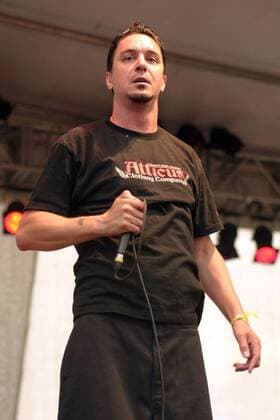 Sänger Lou Koller (USA Sick Of It All) während eines Konzerts im Rahmen des BERLINOVA FESTIVALS 2004 in Luckau