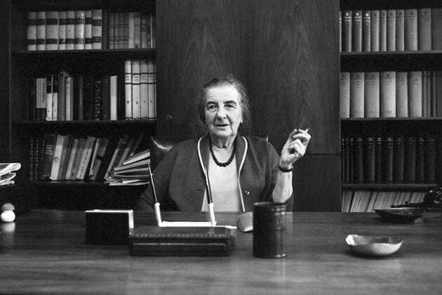 Golda Meir (ISR Ministerpräsidentin Israel) sitz an ihrem Schreibtisch und raucht - Jerusalem