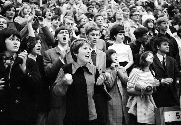 Begeisterte Beatles-Fans während eines Beatles-Konzerts in Essen