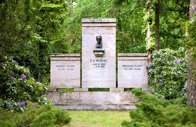 Grabstein von Stummfilmregisseur Friedrich Wilhelm Murnau (Mitte) auf dem Süd-Westfriedhof in Stahnsdorf