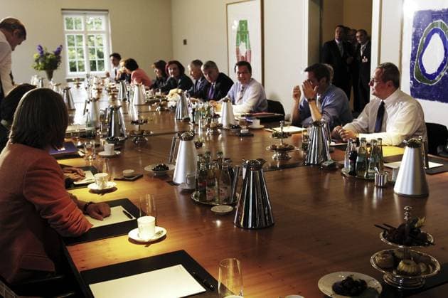 Bundeskanzler Gerhard Schröder (3.v.re., GER SPD) und Außenminister Joschka Fischer (4.v.re., GER Bündnis 90 Die Grünen) anlässlich der Klausurtagung des Bundeskabinetts im Schloss Neuhardenberg