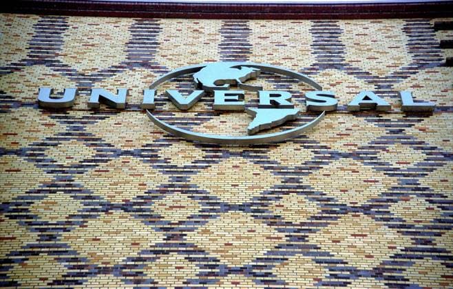 Logo der Universal Music Group an der Fassade des Unternehmenssitzes in Berlin-Friedrichshain