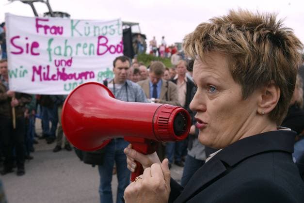 Renate Künast (GER Bündnis 90 Die Grünen Bundesministerin für Verbraucherschutz, Landwirtschaft und Ernährung) wendet sich mit Megaphon an demonstrierende Landwirte in Motzen Berne