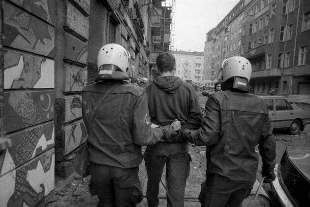 Hausbesetzer wird von Polizisten abgeführt - Räumung der Mainzer Straße in Berlin-Friedrichshain