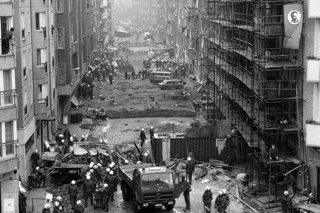 Großaufgebot der Polizei räumt die Mainzer Straße in Berlin-Friedrichshain