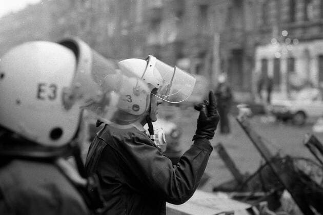 Polizeibeamter hebt warnend den Zeigefinger - Räumung der Mainzer Straße in Berlin-Friedrichshain