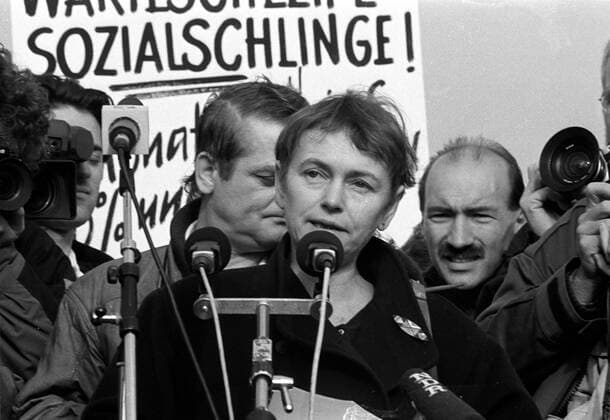 Künstlerin Bärbel Bohley (GER) redet bei einer Demonstration in Berlin