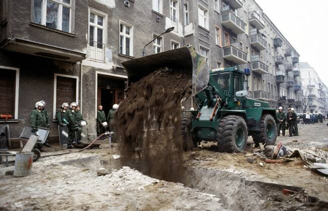 Bulldozer der Polizei schüttet einen Graben in der Mainzer Straße zu - Räumung besetzter Hauser in Berlin-Friedrichshain