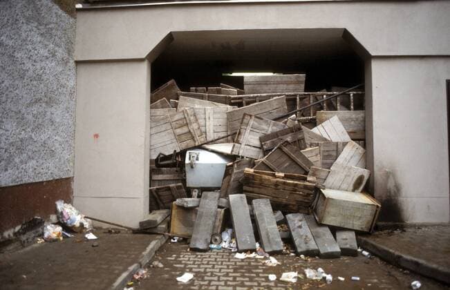 Verbarrikadierte Toreinfahrt - während der Räumung besetzter Hauser in der Mainzer Straße in Berlin-Friedrichshain