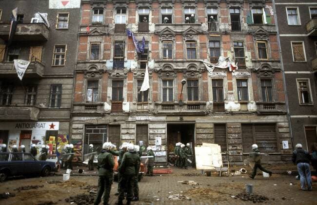 Polizisten stehen vor einem Haus während der Räumung besetzte Häuser in der Mainzer Straße in Berlin-Friedrichshain