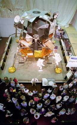IMAGO History, Mondlandung der Apollo 11 am 20.07.1969 Besucher vor dem Modell der Mondlandefähre Apollo 11 im National Air and Space Museum in Washington D.C.