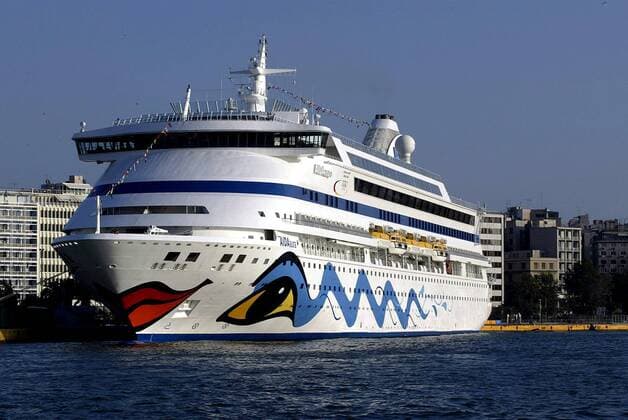 Kreuzfahrtschiff MS AIDA aura im Hafen von Athen - Griechenland