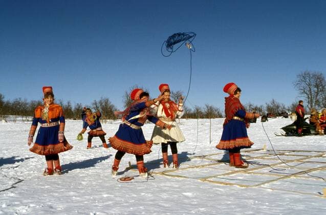Frauen beim traditionellen Lassowurf-Wettbewerb in Kautokeino