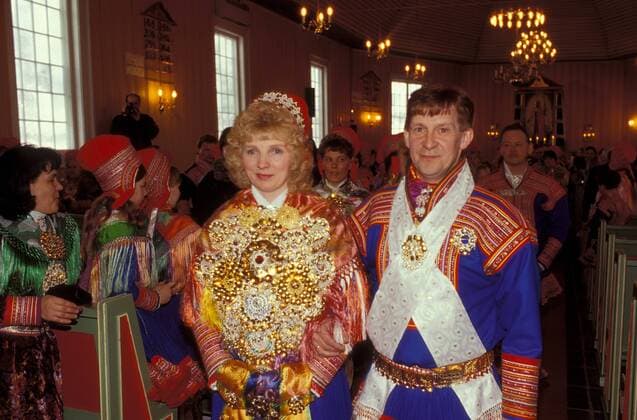 Brautpaar in der traditionellen Tracht der Samen in der Kirche von Kautokeino