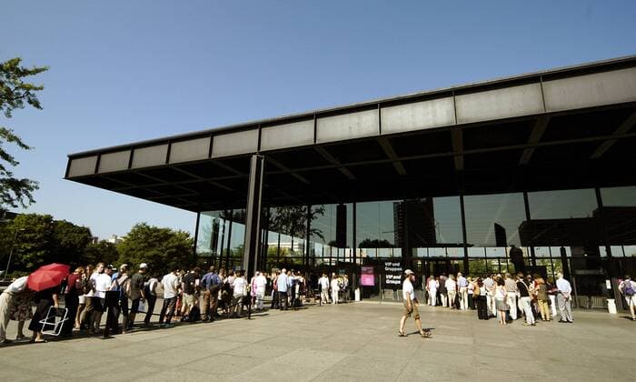 Lange Schlangen vor der Neuen Nationalgalerie während der MOMA-Ausstellung in Berlin