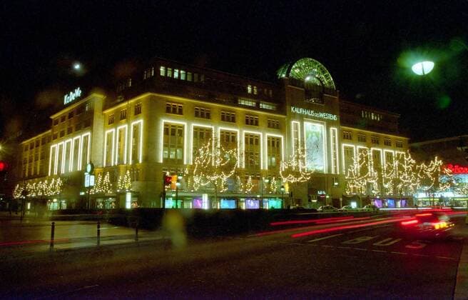 Kaufhaus des Westens am Wittenbergplatz von Berlin bei Nacht