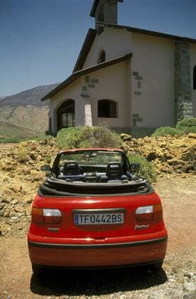 Parkendes Auto vor der Kirche -Ermita de las Nieves- im Teide Nationalpark auf Teneriffa
