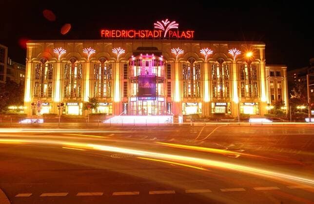 Friedrichstadtpalast in Berlin am Abend