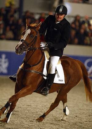 Moderator Stefan Raab (GER) reitet mit Schwung anlässlich des TV TOTAL CHAMPIONAT 2004 im Deutsche Bank Stadion - Aachen