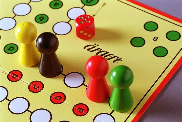 Spielfiguren auf dem Brettspiel -Mensch ärgere dich nicht-