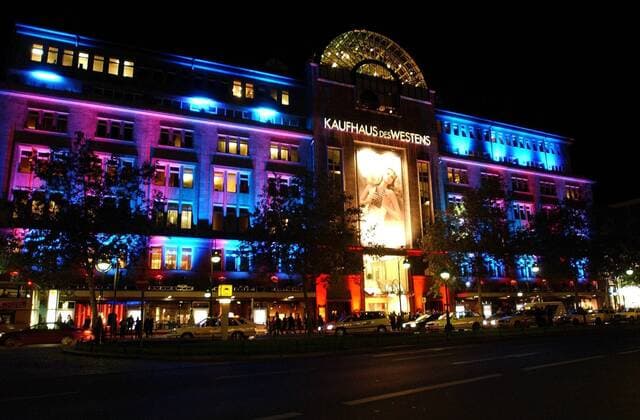 Beleuchtete Fassade des KaDeWe in Berlin