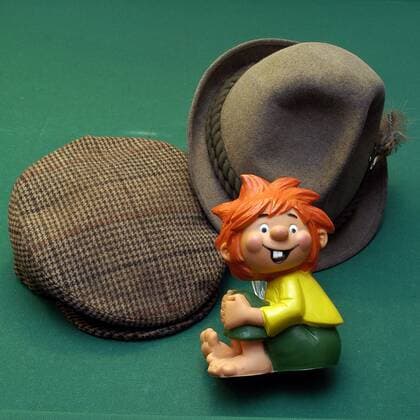 Karierte Herrenmütze von Gustl Bayrhammer (li.) sowie der Trachtenhut von Hans Clarin mit Pumucklfigur aus der Felix-Felzmann-Privatsammlung in München