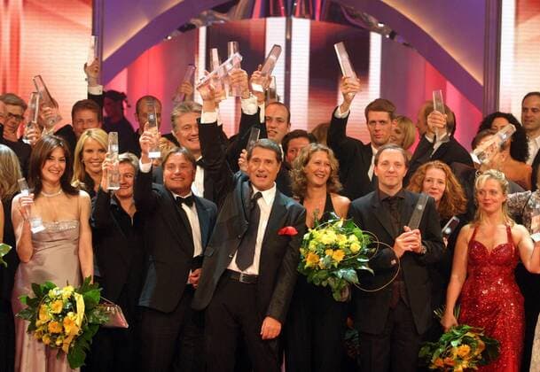 Schlussbild mit den Preisträgern - u.a. Sänger Udo Jürgens (vorn Mitte) und Komiker Olli Dittrich (vorn 3.v.re., beide GER) - anlässlich der Verleihung des Deutschen Fernsehpreises 2004 in Köln