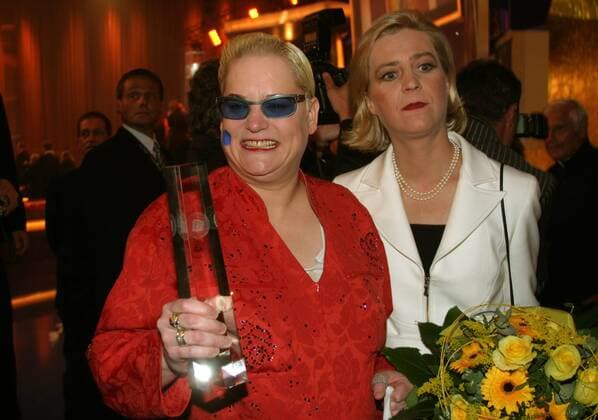Entertainerin Hella von Sinnen (li.) mit Lebensgefährtin Cornelia Scheel (beide GER) und dem Deutschen Fernsehpreis anlässlich der Verleihung 2004 in Köln