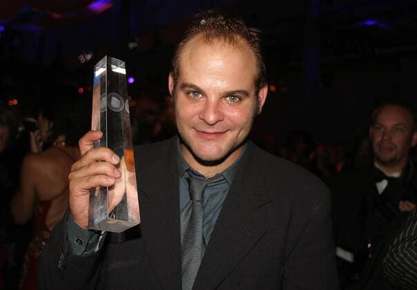 Schauspieler Matthias Klimsa (GER) mit dem Deutschen Fernsehpreis anlässlich der Verleihung 2004 in Köln
