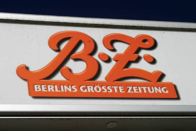Werbeschild der BZ -Die größte Zeitung Berlins