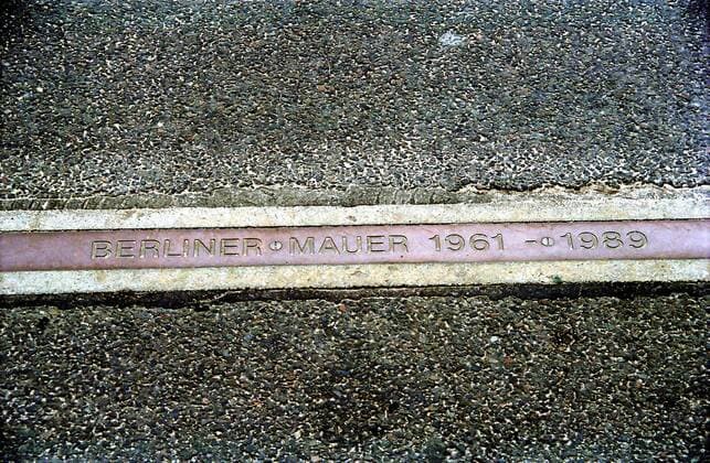 Plakette markiert den Verlauf der Berliner Mauer