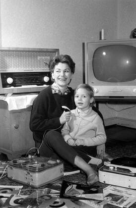 Mutter und Tochter bei einer privaten Tonbandaufnahme vor dem heimischen Radio und TV - 1961 war das Hightech...