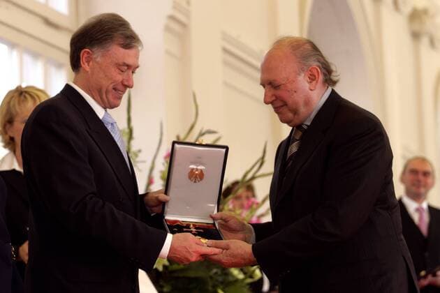 Bundespräsident Horst Köhler (GER CDU) überreicht dem Schriftsteller Imre Kertesz (HUN) das Bundesverdienstkreuz in der Orangerie im Schloss Charlottenburg