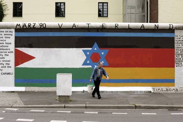 Maler und Fotograf Günther Schäfer (GER) räumt auf nach Fertigstellung des von ihm gemeinsam mit Varsa Carmeli (ISR) geschaffenen Werkes -Vaterland- anlässlich der von ihm initiierten Kunstaktion für den Frieden an der East-Side-Gallery in Berlin